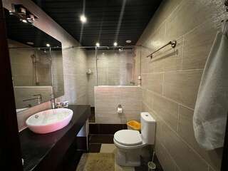 Гостиница Loft Набережные Челны Семейный номер-студия с 1 двуспальной и 2 односпальными кроватями-6